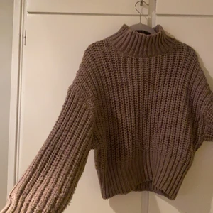 Brun stickad tröja - Säljer denna fina varma stickade tröjan pga att den aldrig kommer till användning, använd max 2 gånger. Väldigt bra kvalité och supervarm och mysig💕 storlek xs men oversized. 100kr+frakt 