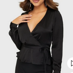 Blus från Nelly - Supersöt blus från Nelly med volang och snörning som inte kommer till användning längre. Nyskick!