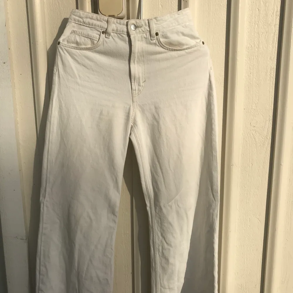 Vita raka jeans, storlek 38 från HM:s kollektion med Lee. Pris inklusive frakt. Jeans & Byxor.