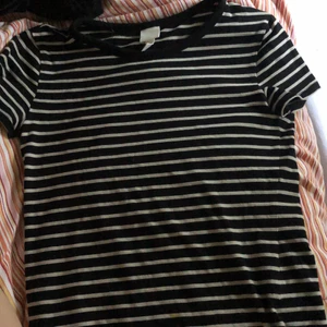 Randig t-shirt - Randig t-shorts från H&m, säljer för 50kr + 24kr frakt!