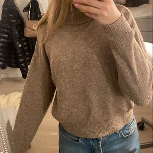 Brun stickad  - Säljer denna bruna stickade tröja! Super fin och skön 🥰🥰