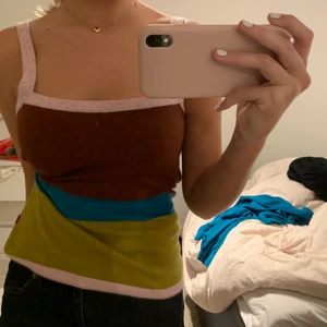 Möstrad topp - Super söt topp med fina färger, jätte mysigt tyg❤️