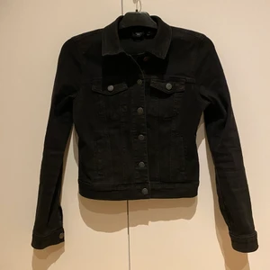 Svart jeansjacka XS - Fint skick, ngt kortare modell 