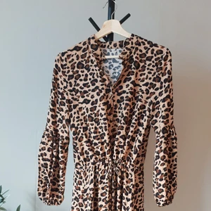 Långklänning strl S - Bekväm långklänning med knyte i midjan. Leopardmönstrad. Är i bra skick.