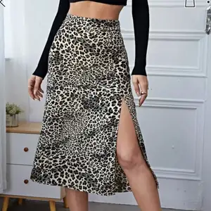 Säljer denna kjolen med slits, då den inte används. Lånad bild!🥰