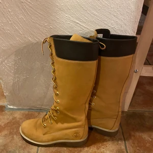 Stövlar timberland  - Fina klassiska timberland stövlar i fint skick, väldigt lite använda. Storlek 38,5 säljer pga att jag tyvärr inte får på mig de längre 