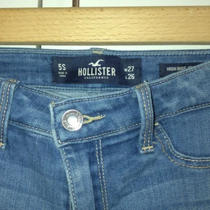 Hollister jeans  - Säljer super snygga hollister jeans som är stretchiga så väldigt sköna att vara med och dem är även i väldigt bra skcika, har använts få antal gånger. Säljs på grund utav för stora nu. 