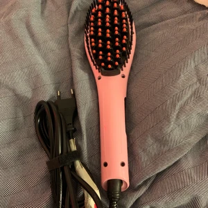 Värmeborste  - Använd fåtal gånger då jag helt glömt av att jag haft den. Funkar jättebra till att platta håret om man vill slippa använda plattång. Köpt för 400kr säljer för 160kr+frakt 