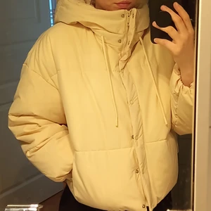 PRISLAPP KVAR! Gul jacka från Zara - Pastell-gul vinterjacka från Zara. Knappt använd, prislapp kvar. Nypris 699:-. Gratis frakt!