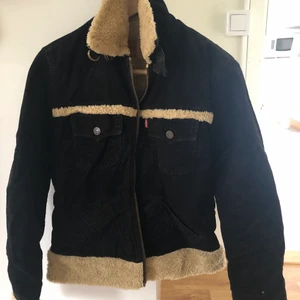 Levis fodrad manchesterjacka - Säljer en superfin fodrad manchesterjacka från Levis i storlek S. Den är tyvärr för stor för mig så jag hoppas den kan hitta ett nytt hem!