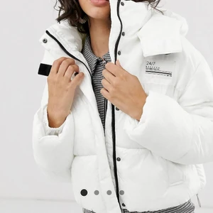 vadderad jacka! - säljer nu min superfina och supersköna vita vadderad jacka med huva från bershka, i strl S! skriv för mer privata bilder!