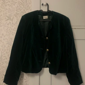 Retro grön sammetsbolero - Fantastisk fin grön bolero/kofa i sammet med guldiga knappar. 