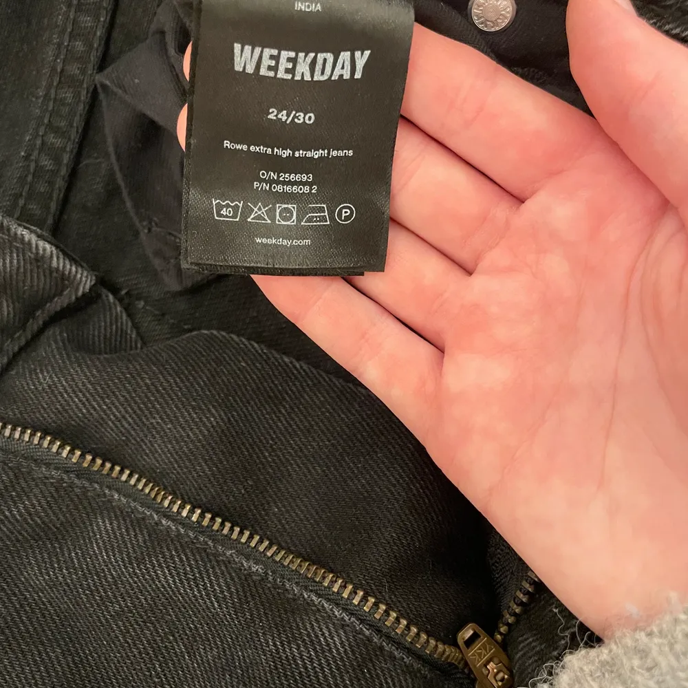 Jeans i Rowe från weekday i färgen echo black. Jeansen är i storlek 24/30. Säljer då de är lite små för mig (är 165 cm). Nypris 500 kr, säljer för 100 kr (ingår inte frakt i priset!). Jeans & Byxor.