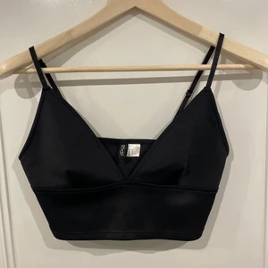 Svart topp - En svart fest topp i fint material från H&M. Använd en gång!! Fint skick 