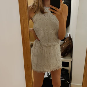 Klänning - Jättefin festklänning som egentligen är till för barn, den har legat i min garderob ett bra tag nu så kände att det var dags att sälja den ☺️ kommer från Derhy Kids storlek 12/14 💕 Har dragkedja på sidan ❤️ skulle vara en jättefin present till syskon eller barn på julafton