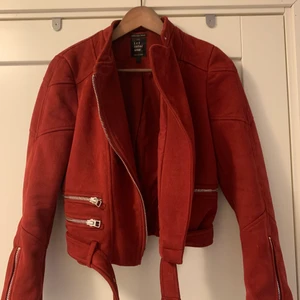 Mocka jacka strl S - Röd jacka i mocka från zara. Använd typ 3 gånger❤️