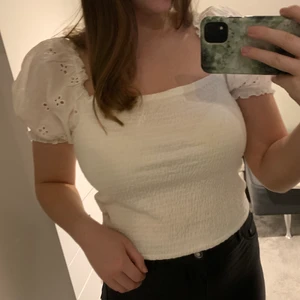 Vit spetstopp  - Fin sommartopp från H&M, säljer eftersom den är för stor för mig 💋💋 storlek L, 60kr + frakt