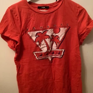 Bikbok t-shirt - Röd bikbok tröja med text på