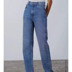 Säljer ett par blåa jeans från zara. Helt nya och lapparna kvar. Deras full lengh jeans i strl 34 och inte klippt de så de är långa! Vill bara ha de sålda 250kr + frakt
