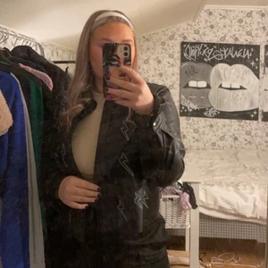 Blixt jacka  - Skinn jacka med egengjorda blixtrar på!! Jackan är ifrån Gina!!  Använt några enstaka gånger och säljer pågrund av inte fått nån användning av den❤️‍🔥