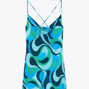 Klänning - Säljer denna jättefina blå mönstrade klänning från Zara! Använd endast en gång och har inga defekter🌸 Bara att ställa frågor ifall ni undrar något 🌸