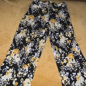Svart gula utslängda byxor - Vet ej vad jag ska säga