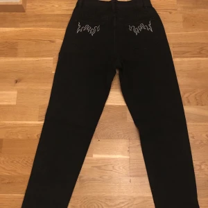 jeans från SHEIN med eldsflammor - Jag beställde ett par jeans från SHEIN som inte passade mig. Dem är i jätte bra material, fin färg samt eldflammor. Jag har provat dem en gång. 