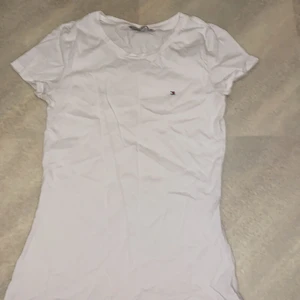 T-shirt - Skit fin tröja från tommy hilfiger jätte bra skick oanvänd :)