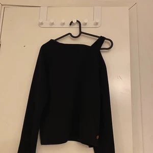 Svart tröja  - Svart tröja, inte jättemycket använd och i fint skick🥰  Storlek 158/164. 30 kr + frakt 