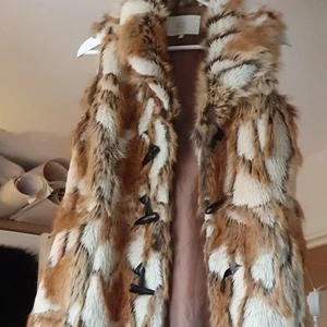 Åkta faux fur väst jacka  - Mycket mysig och stylig.Den Matcherar med allt och passar s_ m.jackan är åkta