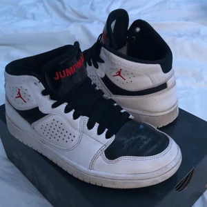 Jordans - Jordan Access, bra skick, storlek 38,5. Nypris 1000kr. Köpta för ungefär ett år sedan. Fritt fram att pruta.