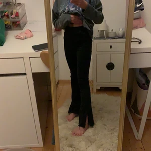 Gina jeans - Säljer dessa super snygga jeans pga dem inte kommer till användning köparen står för frakten 😊😊dem är i storlek S men passar mig som har xxs-xs