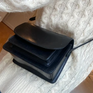 Axelremsväska  - Axelremsväska från &otherstories i jättefint skick! Köpte denna för 2 år sen men är knappt använd alls! 