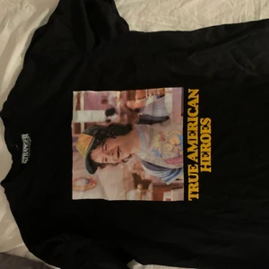 Rolig tröja från pull and bear - Köpt för 200kr använd kanske 1 gång! Storleken är xs men det är på mans avdelningen, skulle säga en S kvinna☺️