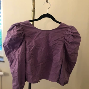 Blus Gina Tricot - Blus från Gina Tricot , lila. Nyskick. Öppen i ryggen med korsande band. 