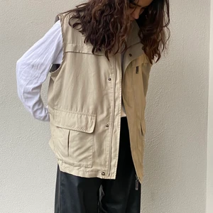 Beige väst  - Cooool beige fiskarväst (????) som tuffar till vilken outfit som helst 🤓 Vet inte vad storleken är men skulle tippa på typ M, sitter såhär på mig som är en xs-s 💕