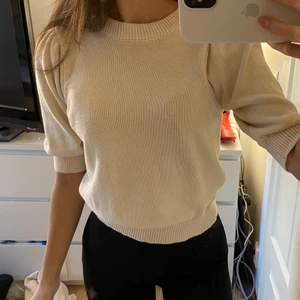 Stickad tröja med trekvarts ärm - Supersöt stickad tröja med trekvarts långa ärmar i storlek XS. Knappt använd så i toppskick. 110kr + frakt, om man inte kan mötas upp i Sundsvall 🤩