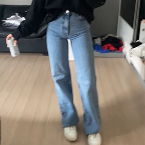 High rise vida byxor  - Mellan blå jeans med högmidja med vida ben ifrån Zara i storlek 32! (Passar även 34) Jeansen passar någon som är som mig (ca 162) men även någon längre som ni kan se på bilderna! Slutsålda ⚡️⚡️ 