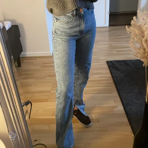 Jeans med slits  - Blå jeans med slits storlek 34, 150kr+frakt🥰