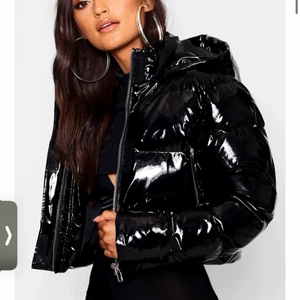 BooHoo - Jätte fin jacka från BooHoo kommer inte till användning då den är liten i storleken, den är i storlek 38/40 som motsvarar en person som har stork M ungefär men skulle mer säga att den passar en person som har 36/S pågrund av att den är väldigt liten i storleken , Den är som i nytt skick då den kommit i användning  1-2 gånger 