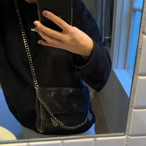 Stella McCartney vädka - Säljer min Stella inspirerade väska som passar till absolut allt! Så snygg och fint skick då ja endast använt den en handfull gånger❤️säljer då jag ska köpa en ny svart väska:) går att ha både crossbody o på ena axeln💘❤️skriv för fler bilder:)