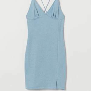 Blå grlittrig kläning  - Jätte fin blå kläning, aldrig använd, prislappen är fortfarande kvar (dock lånad bild) 