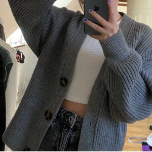 Kofta - En skitsnygg och trendig kofta från hm som är helt slutsåld!, den är i nyskick och passar till allt💕köparen står för frakten💕