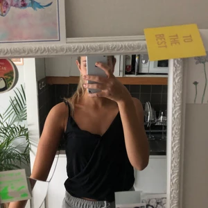 Omlottlinne Monki - Använd ett par gånger. Linne med omlott. Storlek XS men passar även en S