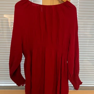 Klänning - Säljer en fin röd klänning, storlek L-Xl