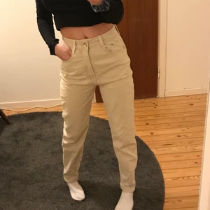 Zara-jeans strl 34💚 - Beiga zarajeans som endast är använda tre gånger💚 säljer pga att de ej blir använda. Köpta för 360💚💚