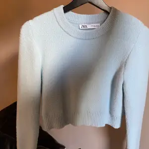 Säljer en jätte len stickad tröja från Zara i storlek S i en ljusblå färg!