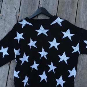 Stickad tröja  - Skit snygg stickad tröja ! Så fint att ha till tex kjol eller kostymbyxor ! ⚡️⚡️⚡️Lägger upp igen pga oseriösa köpare🙁 