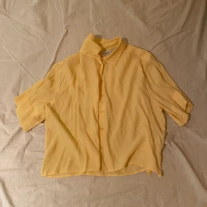 Weekday skjorta - Skönt material svalt på sommaren, annorlunda tyg än vanliga skjortor. Aldrig använd nästan. 