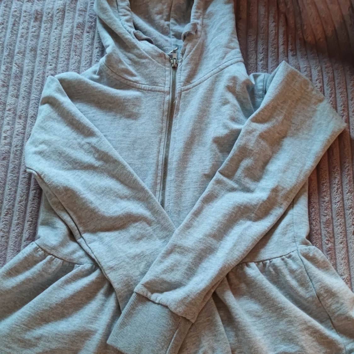 Söt tröja med fin volang.